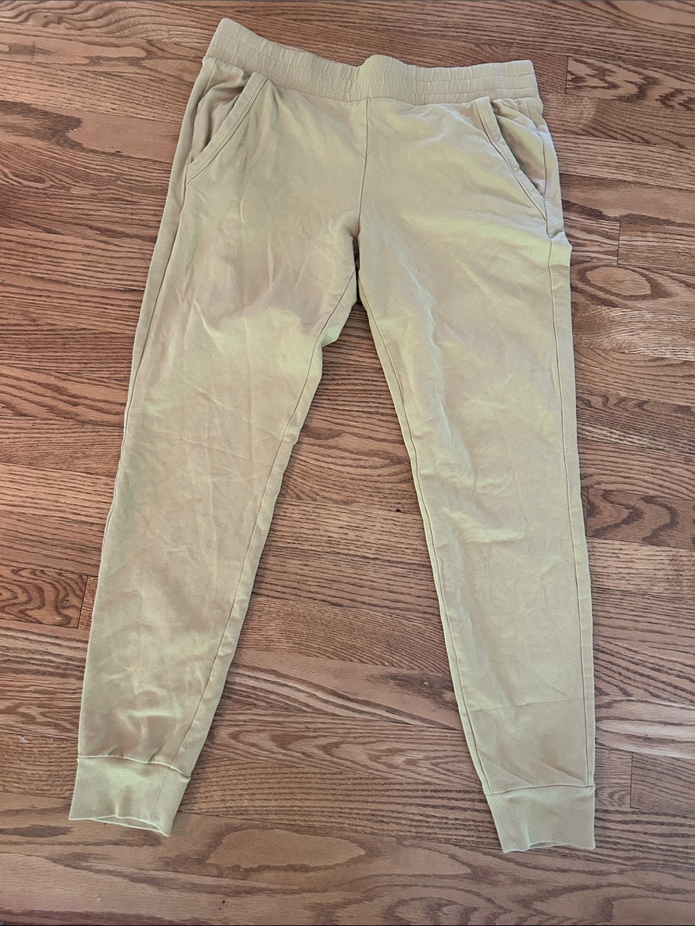 ALO Yoga Conquer Max PerformanceJoggers in yellow
